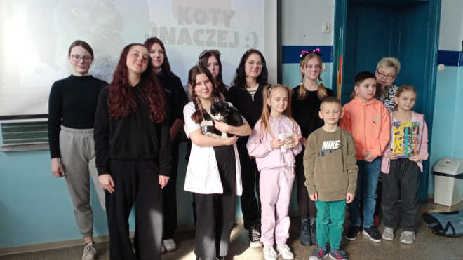 uczennice technikum wraz z dziećmi nagrodzonymi w konkursie wiedzy o kotach