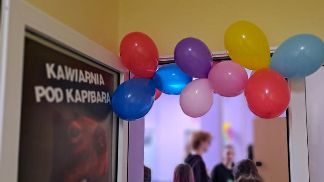 wejście do szkolnej kawiarenki udekorowane balonami