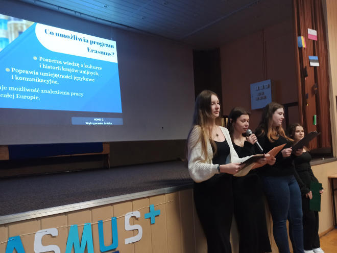 uczennice prezentują informacje o programie Erasmus