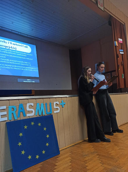 uczennice prezentują informacje o programie Erasmus