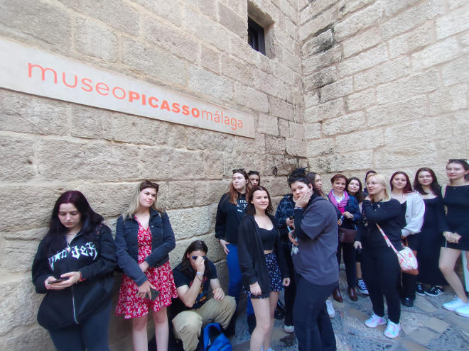 uczniowie pod muzeum Picassa